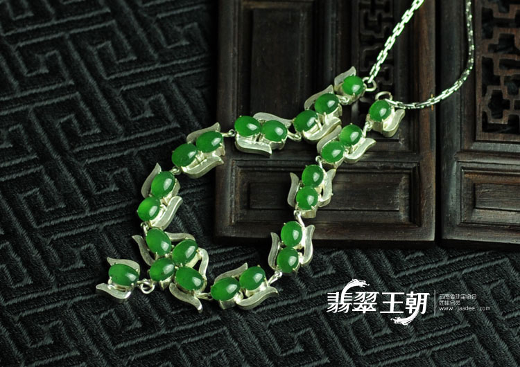 冰种阳绿满绿缅甸翡翠项链蛋面