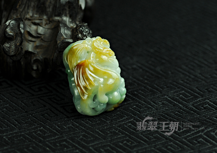 糯冰种三彩缅甸翡翠飞龙在天挂件