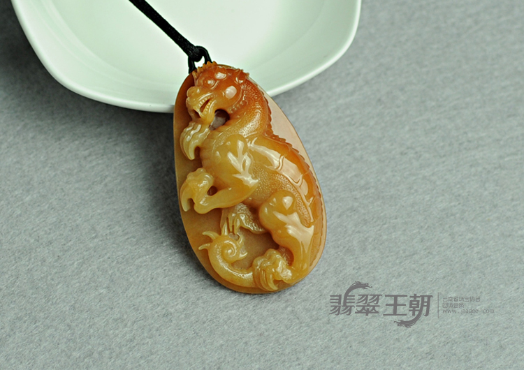 糯冰种红黄翡缅甸翡翠爪龙挂件