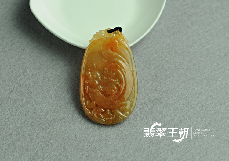 糯冰种红黄翡缅甸翡翠龙牌挂件