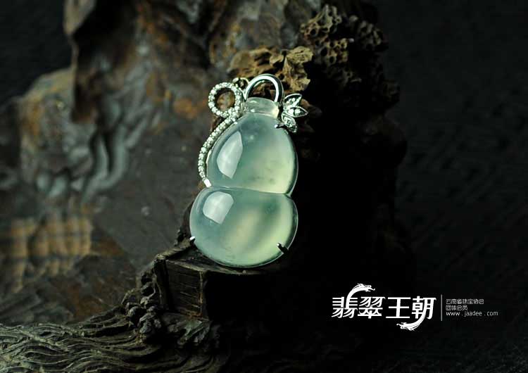 冰玻种飘花缅甸翡翠镶白金葫芦胸坠挂件