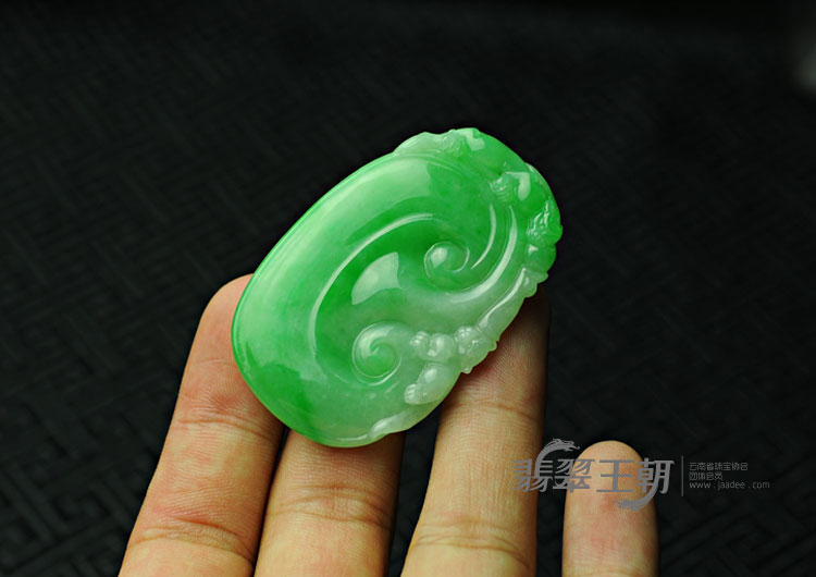 糯冰种满绿阳绿缅甸翡翠如意挂件