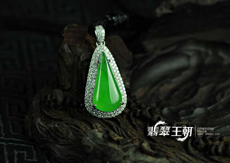 玻璃种阳绿满绿缅甸翡翠包白金胸坠