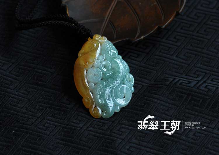 糯冰种蓝水黄翡缅甸翡翠仿古龙凤牌挂件