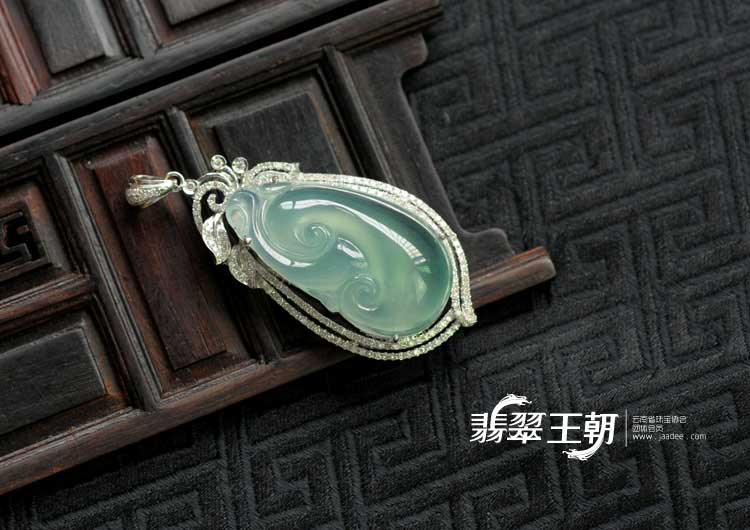 冰玻种蓝晴水缅甸翡翠镶白金如意胸坠