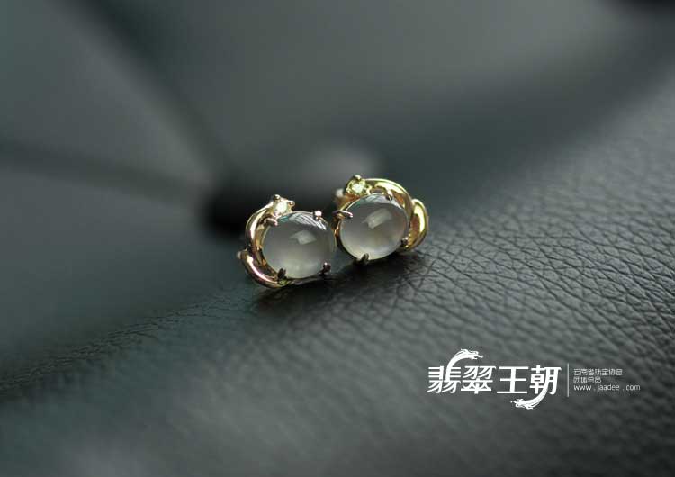 玻璃种莹光缅甸翡翠耳钉