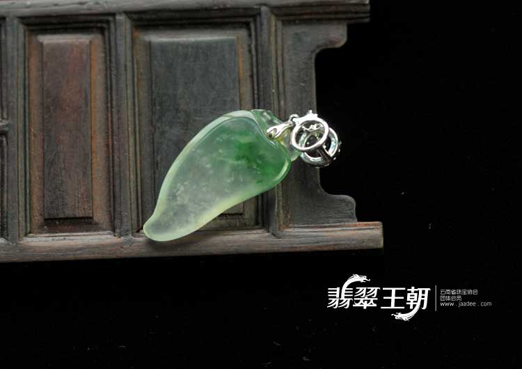冰玻种飘绿花缅甸翡翠福瓜挂件