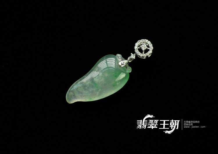 冰玻种飘绿花缅甸翡翠福瓜挂件