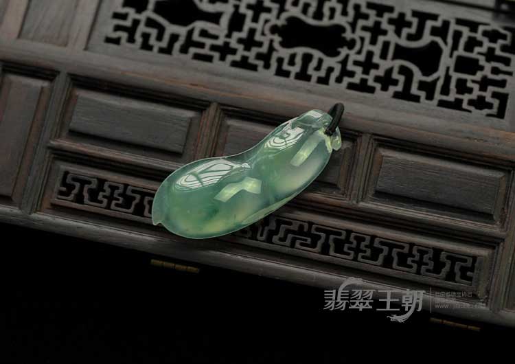 冰玻种飘花缅甸翡翠四季豆挂件