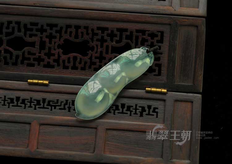冰玻种晴水缅甸翡翠四季豆挂件