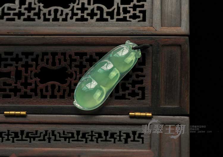 冰玻种晴水缅甸翡翠四季豆挂件