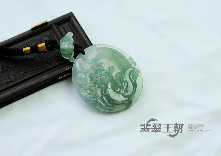 冰种蓝晴水缅甸翡翠龙牌挂件
