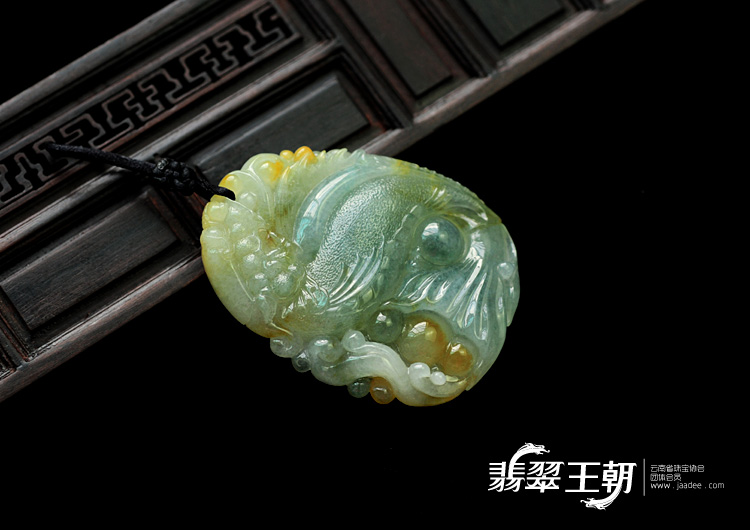 冰种晴水带黄翡缅甸翡翠鱼跃龙门挂件