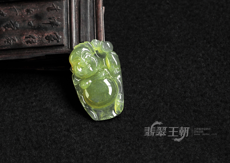 冰种黄翡缅甸翡翠逍遥佛挂件