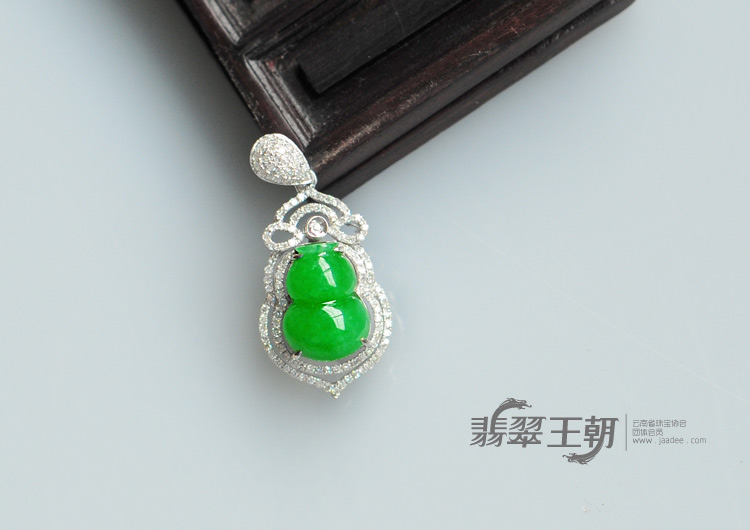 糯冰种阳绿满绿缅甸翡翠镶白金葫芦胸坠