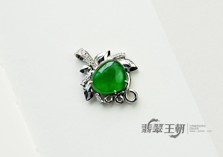 冰种阳绿缅甸翡翠心形胸坠