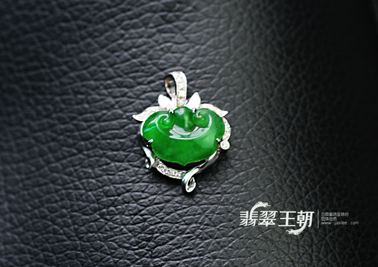 冰种阳绿缅甸翡翠镶白金如意挂件