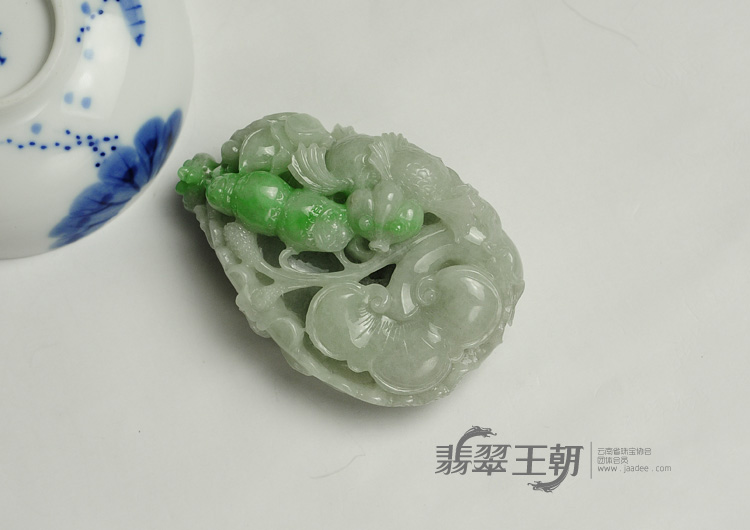 糯冰种翠色缅甸翡翠年年有余手玩件