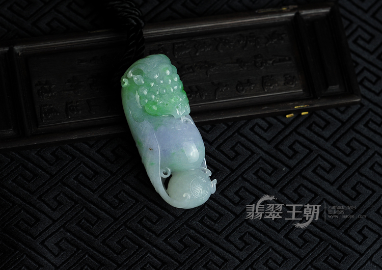 糯冰种春带彩缅甸翡翠鱼龙变挂件