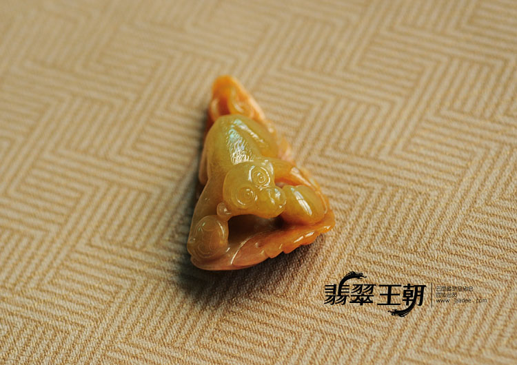 细糯种黄翡缅甸翡翠灵猴献寿挂件