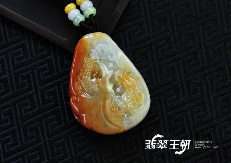 糯冰种红黄翡缅甸翡翠双龙戏珠挂件