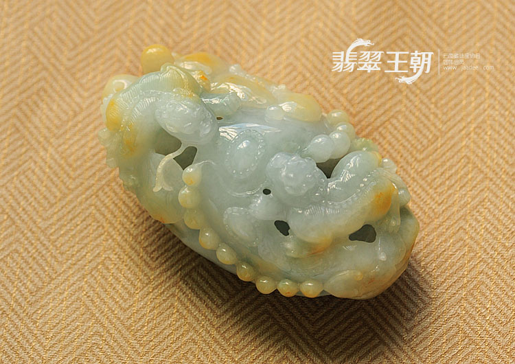 糯冰种晴水黄翡缅甸翡翠双龙戏珠手玩件
