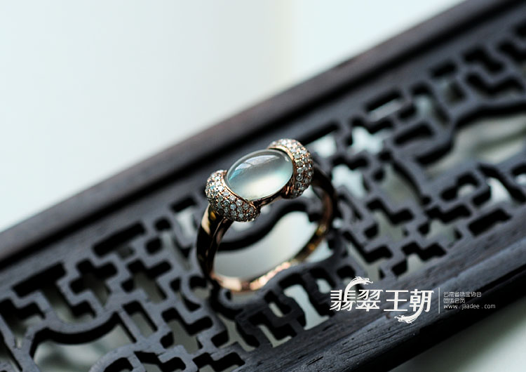 冰玻种强莹光缅甸翡翠戒指