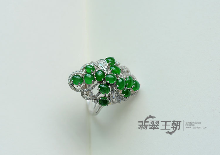 冰种阳绿缅甸翡翠花型戒指