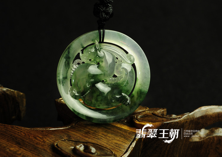 冰种飘花缅甸翡翠龙牌挂件