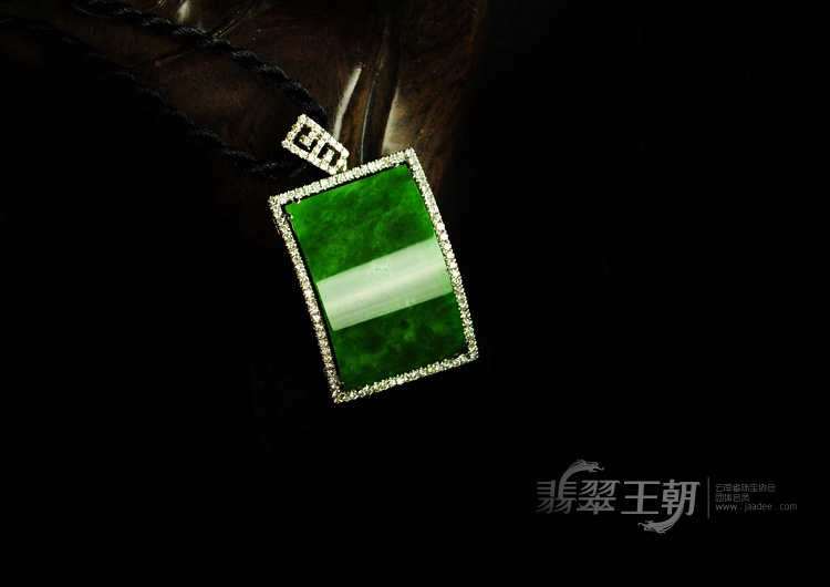 冰种正阳绿满绿镶白金方牌胸坠