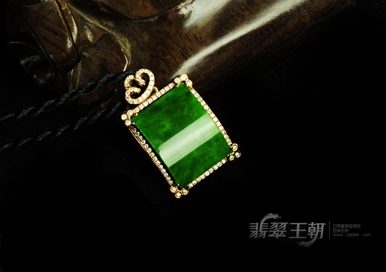 冰种正阳绿满绿镶玫瑰金方牌胸坠