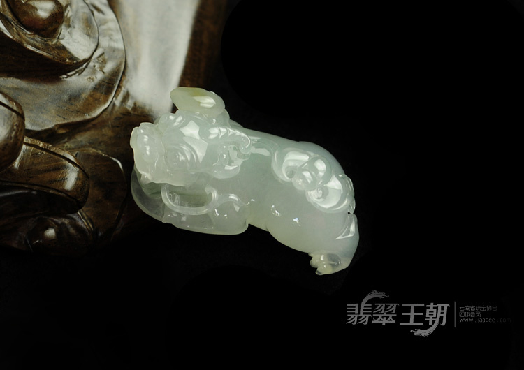 冰种黄翡缅甸翡翠貔貅挂件