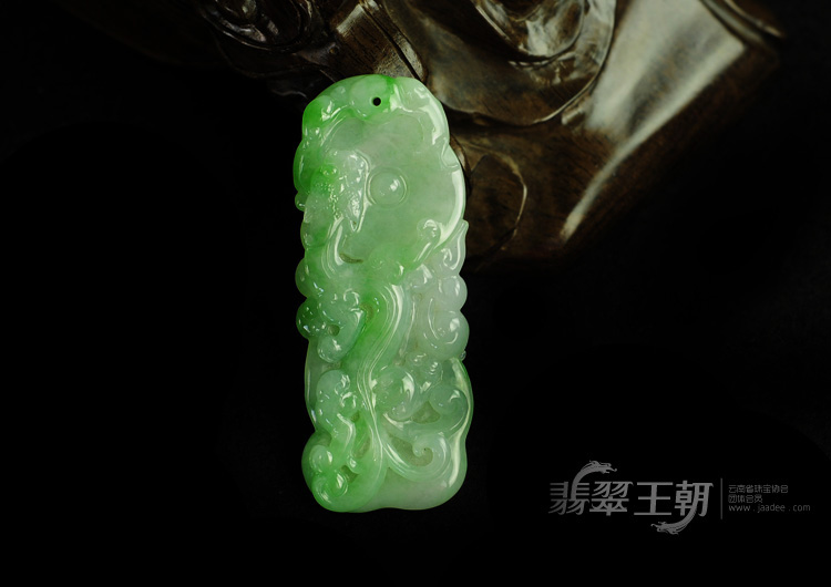 糯冰种翠色缅甸翡翠螭龙牌挂件