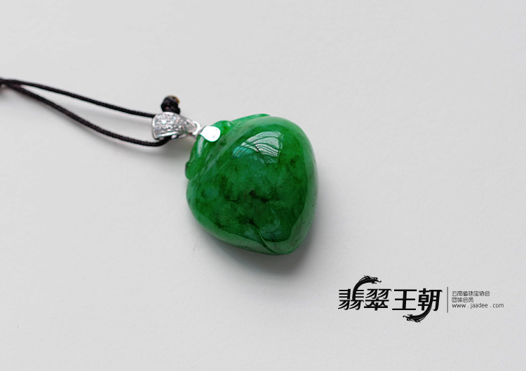 糯冰种飘绿缅甸翡翠寿桃挂件