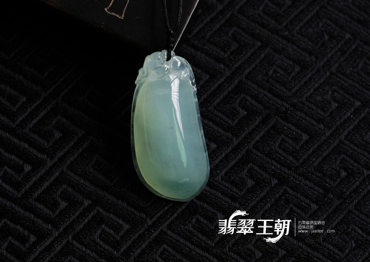 冰种蓝晴水缅甸翡翠福瓜挂件