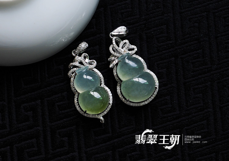 冰种晴水缅甸翡翠镶白金葫芦胸坠（一对）