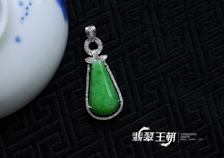 糯冰种阳绿满绿缅甸翡翠镶白金水滴胸坠