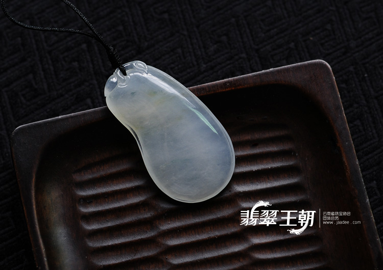 冰种飘花缅甸翡翠福瓜挂件