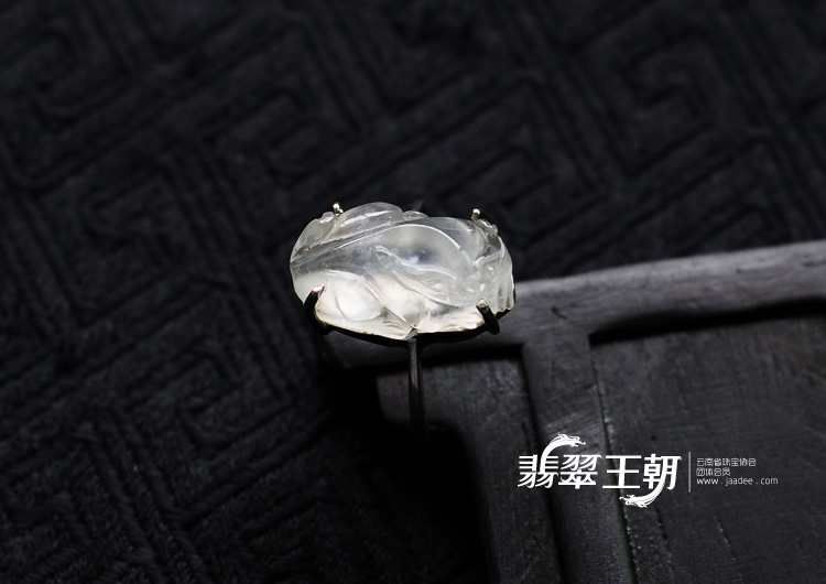 冰玻种缅甸翡翠镶白金貔貅戒指