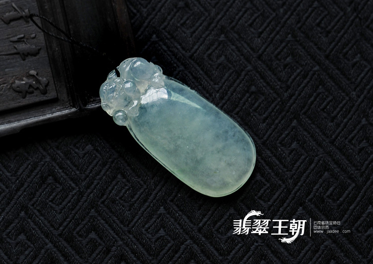冰种晴水缅甸翡翠福瓜挂件