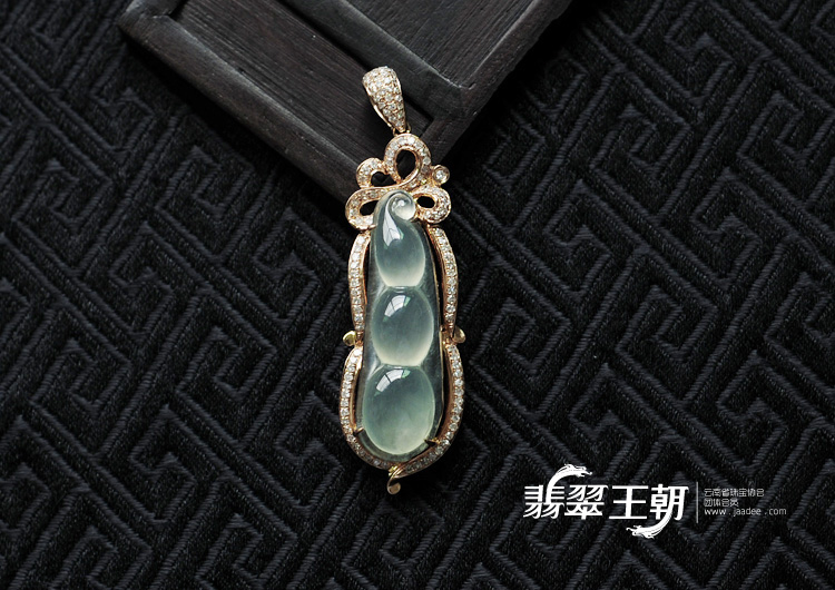 冰种晴水缅甸翡翠镶玫瑰金四季豆挂件