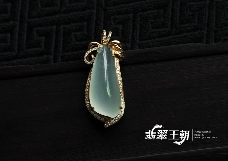 冰玻种晴水缅甸翡翠镶玫瑰金福瓜挂件