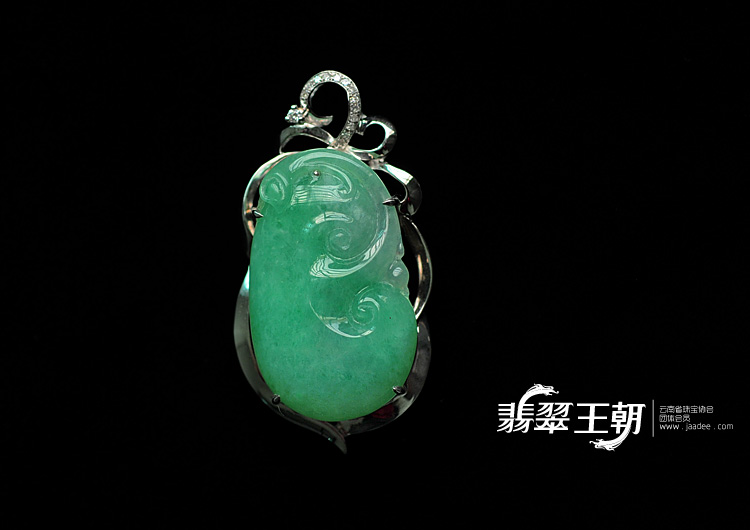 糯冰种苹果绿缅甸翡翠包白金如意挂件