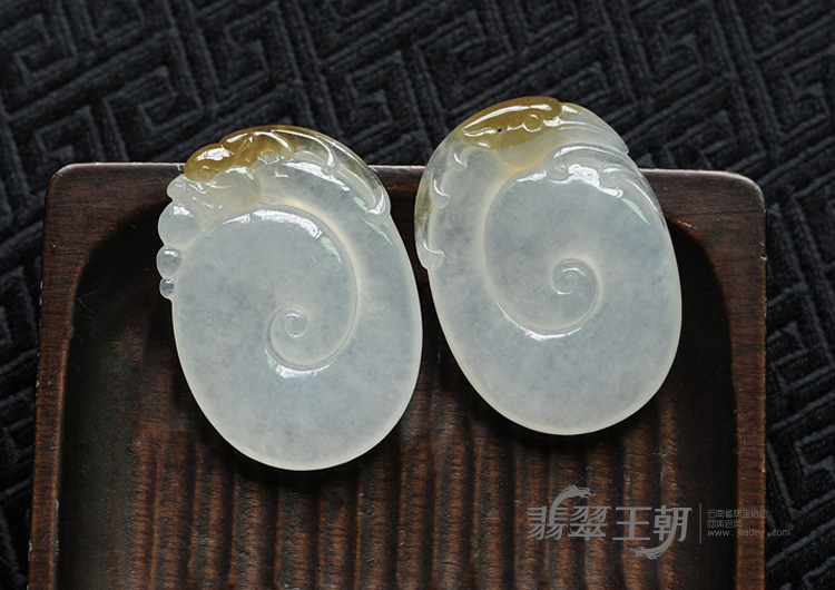 冰种黄翡缅甸翡翠龙凤呈祥挂件（一对）