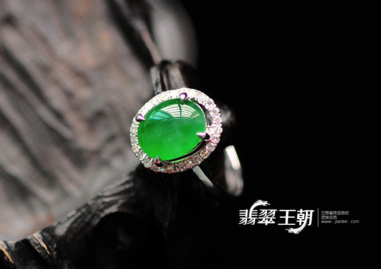 冰种阳绿缅甸翡翠包白金戒指（真钻）