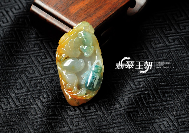糯冰种黄翡飘花缅甸翡翠富甲天下挂件
