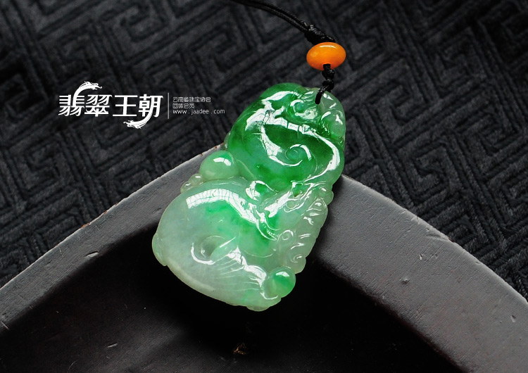 糯冰种翠色缅甸翡翠龙行如意挂件