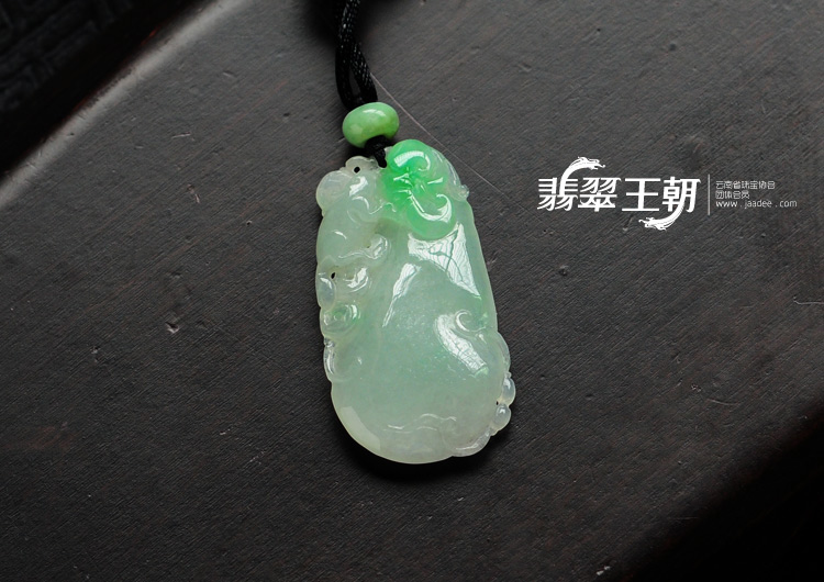 糯冰种飘翠缅甸翡翠福瓜挂件