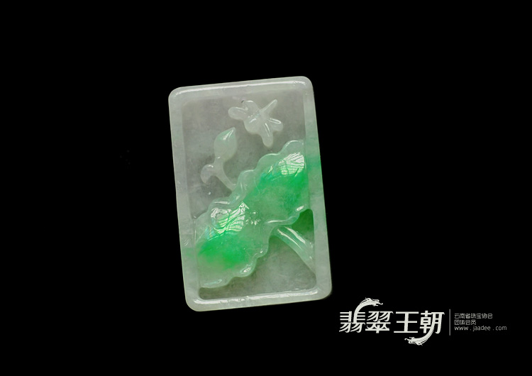 糯冰种翠色缅甸翡翠仿古龙牌挂件