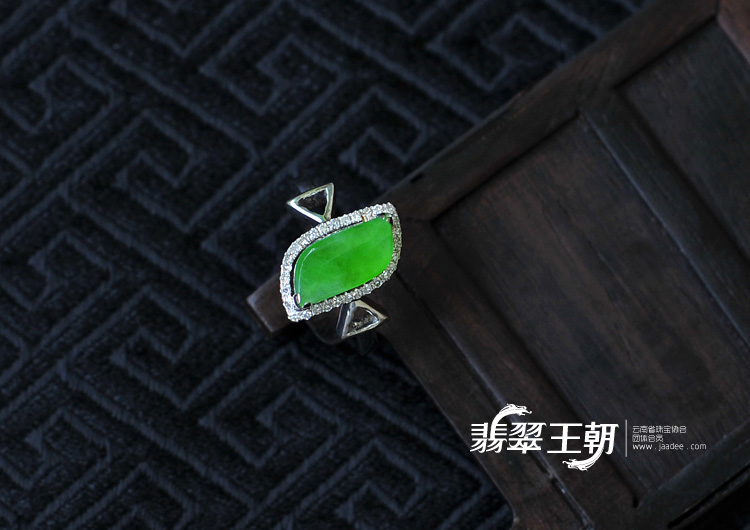 冰种阳绿满绿缅甸翡翠镶白金戒指